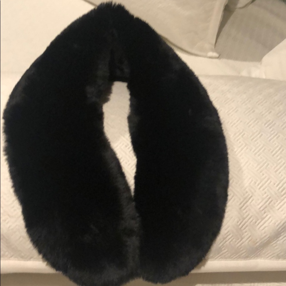 Faux fur collar